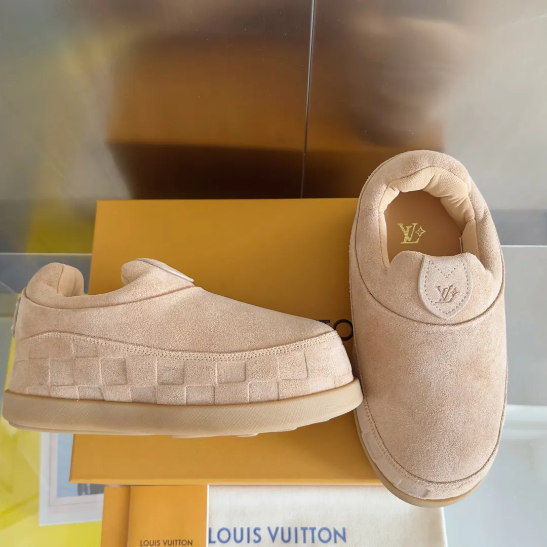 [L Family x Ingo joint model] Top P: 820💰 ▪️Size: Women's 35-40 (customized at 41.42 for women). Men's 39-44 (customized at 38.45.46) LV x Ingo joint model Top version Fatty Forrest Gump shoes Thick sole Couple model Casual sports shoes Original purchase and development Production LV Yeti lace-up shoes from LV Yeti The series combines Japanese "small feet" fashion aesthetics with classic Louis Vuitton elements in avant-garde strokes, subtly paying tribute to the traditional Japanese culture of taking off shoes when entering the house. The suede cow leather is partially embossed with Nigo's reinterpreted Damier pattern, and the comfortable casual shoe configuration highlights street style. Exquisite packaging at the delivery counter🛍📦 ▪️Fabric: Original imported first-layer cowhide ▪️Inner lining: Original custom-made breathable mesh ▪️Sole: Original molded non-slip TPU material ▪️Sole thickness: 5CM